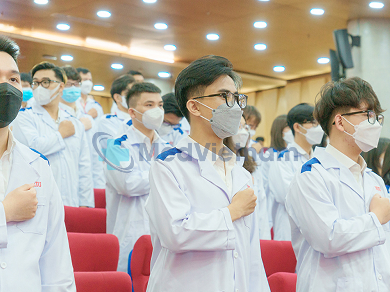 Áo blouse trong giáo dục và đào tạo.