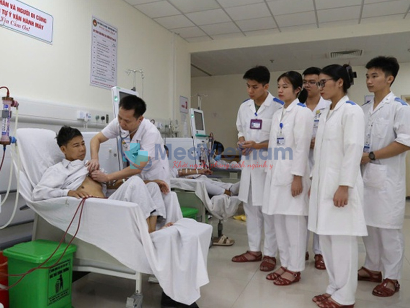 Áo blouse trong môi trường quân y.