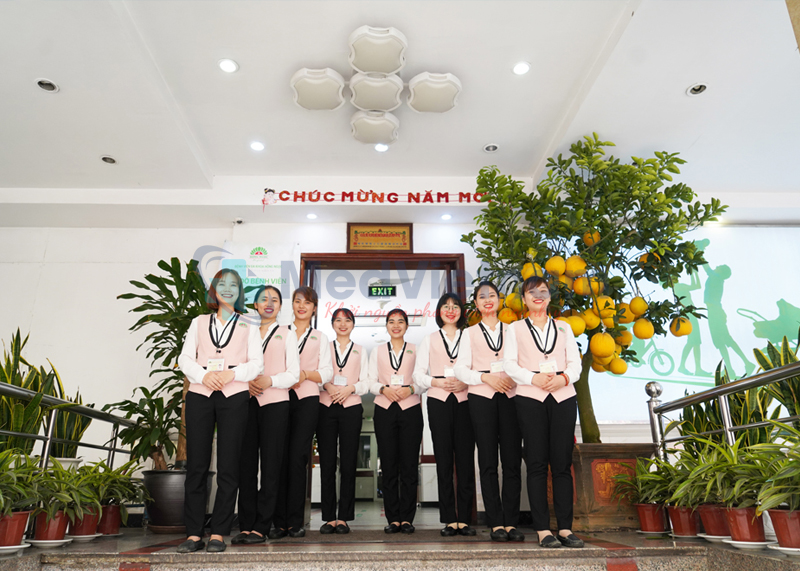 Đồng phục lễ tân và chăm sóc khách hàng bệnh viện Hồng Ngọc.