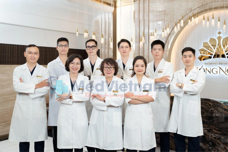 Đồng phục bệnh viện Hồng Ngọc dành cho bác sĩ.