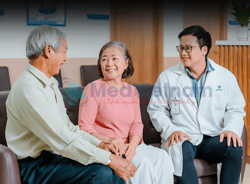 Đồng phục bác sĩ bệnh viện Hoàn Mỹ.