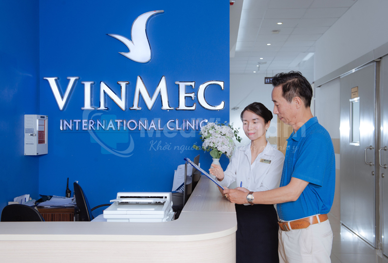 Đồng phục lễ tân tại bệnh viện Vinmec.