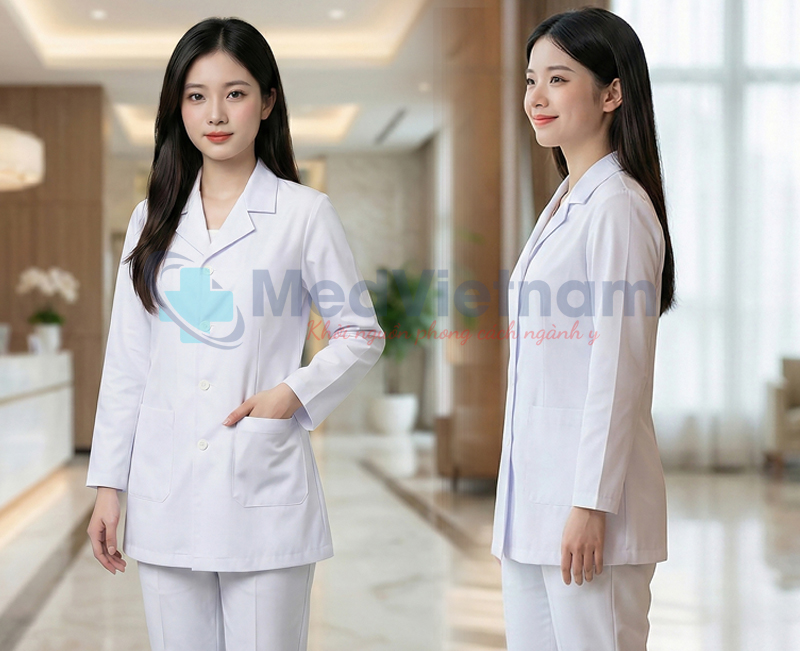 Áo Blouse cổ bẻ danton nữ dáng ngắn thiết kế tay dài.