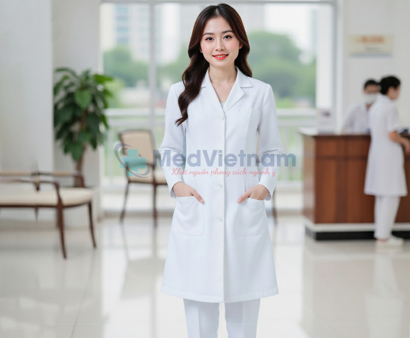 Áo Blouse bác sĩ với thiết kế đúng quy cách ngành y.