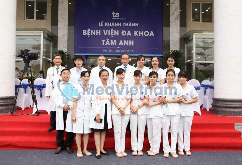 Đồng phục bệnh viện Tâm Anh cho đội ngũ y bác sĩ.