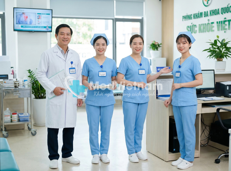 Đồng phục phòng khám đạt chuẩn quy định.