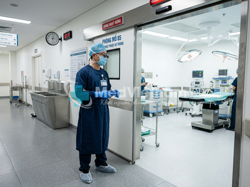 Đồng phục bác sĩ đầy đủ phụ kiện.